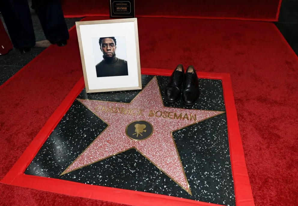 Chadwick Boseman recibió estrella póstuma en el Paseo de la Fama en Hollywood