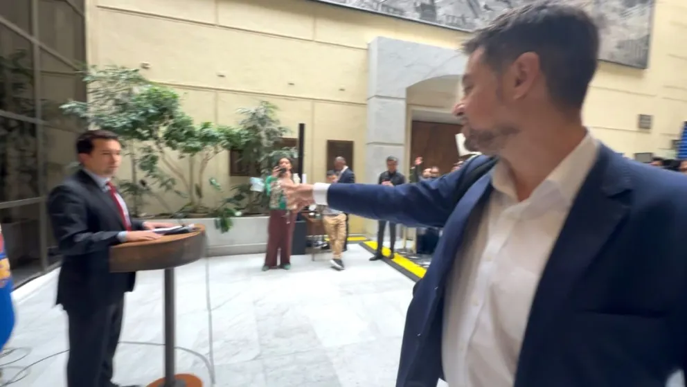 “Ahí tiene plata si quiere”: Manouchehri lanza billete a diputado Araya cuando explicaba su vínculo con Yáber