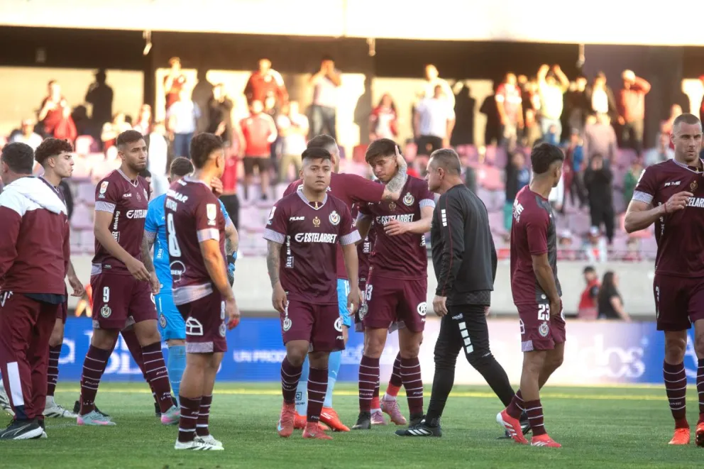 La hinchada terminó reprobando la actuación del conjunto granate y encararon a los jugadores cuando se retiraban de La Portada. CRISTIAN SILVA