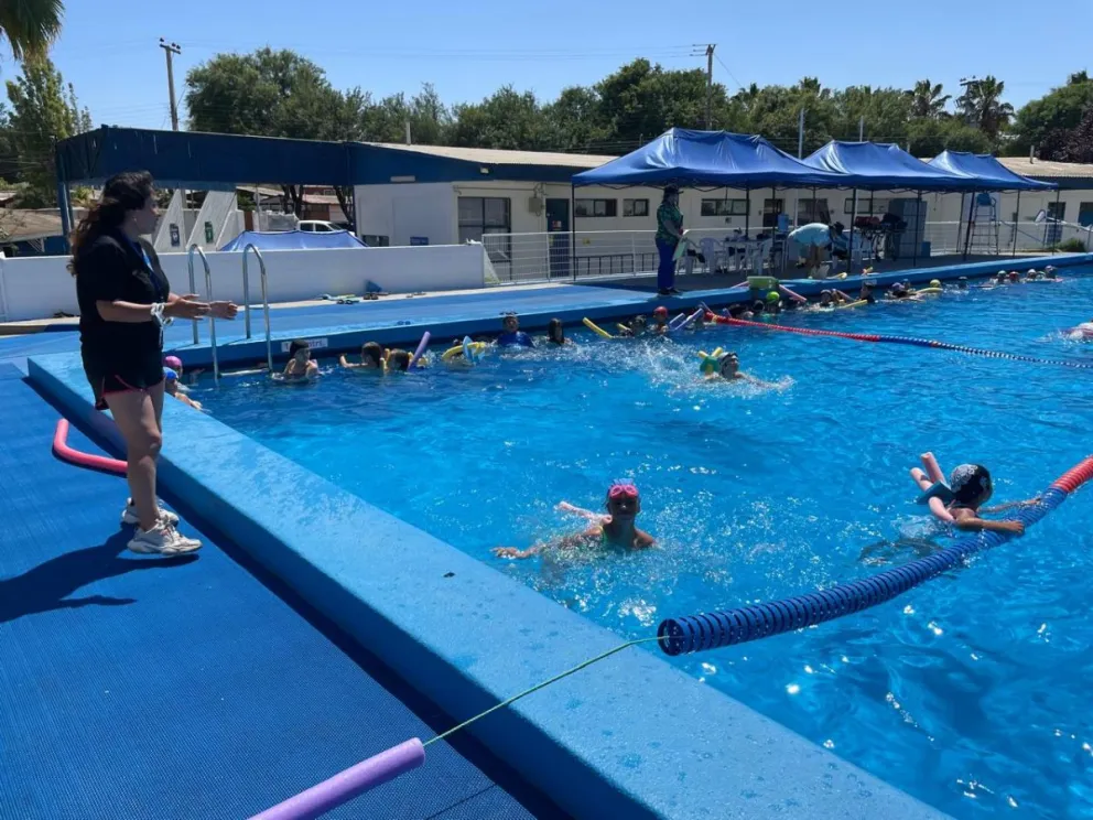 Invitan a inscribirse en los cursos de natación gratuitos temporada 2026 en Ovalle