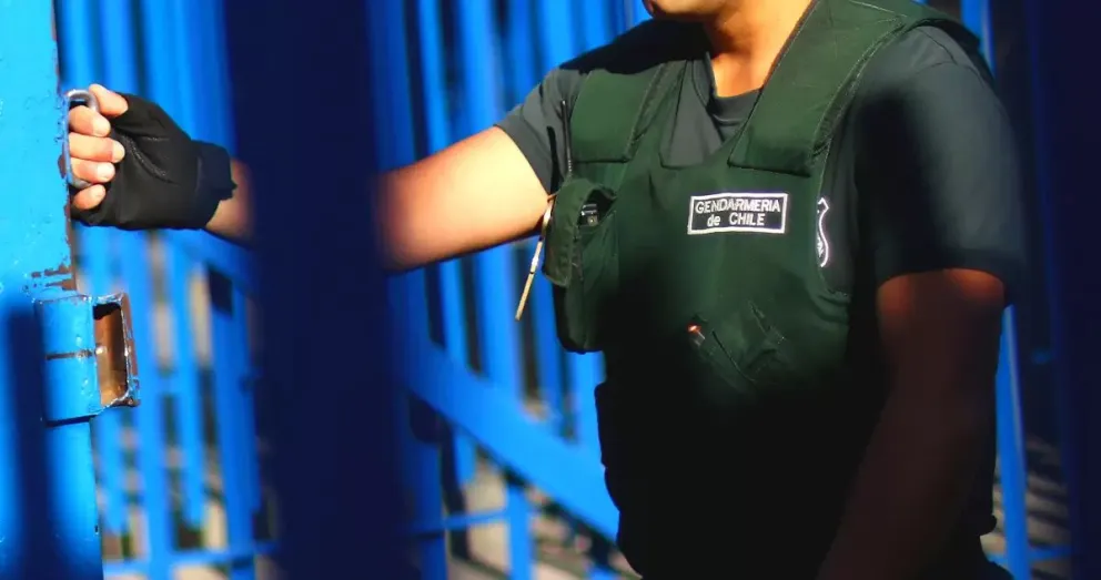 Así operaba red de corrupción en cárceles: gendarmes, sobornos y más de $6.300 millones en transferencias