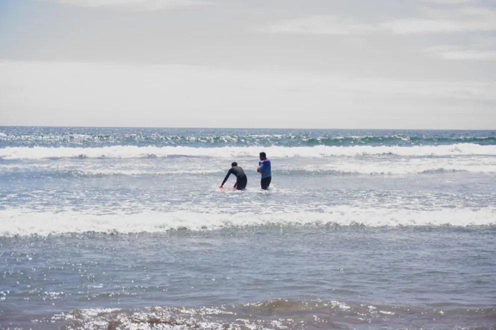 Joven en proceso de reinserción participa en experiencia de surf en La Serena