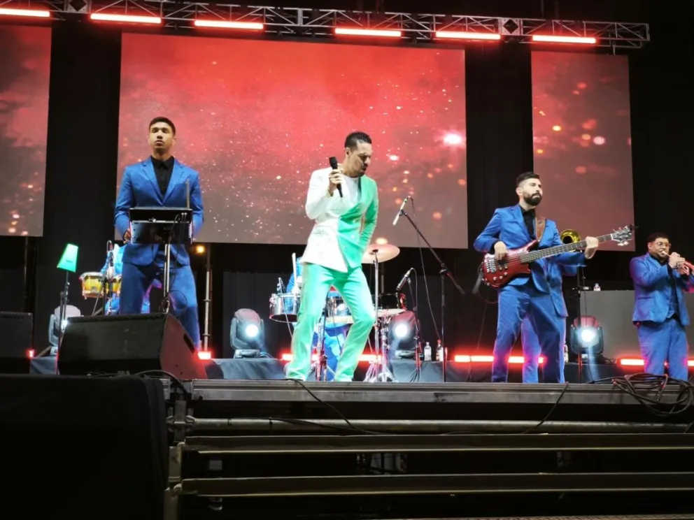 Rodrigo Tapari cerró con broche de oro el segundo día de show en la Pampilla Navideña