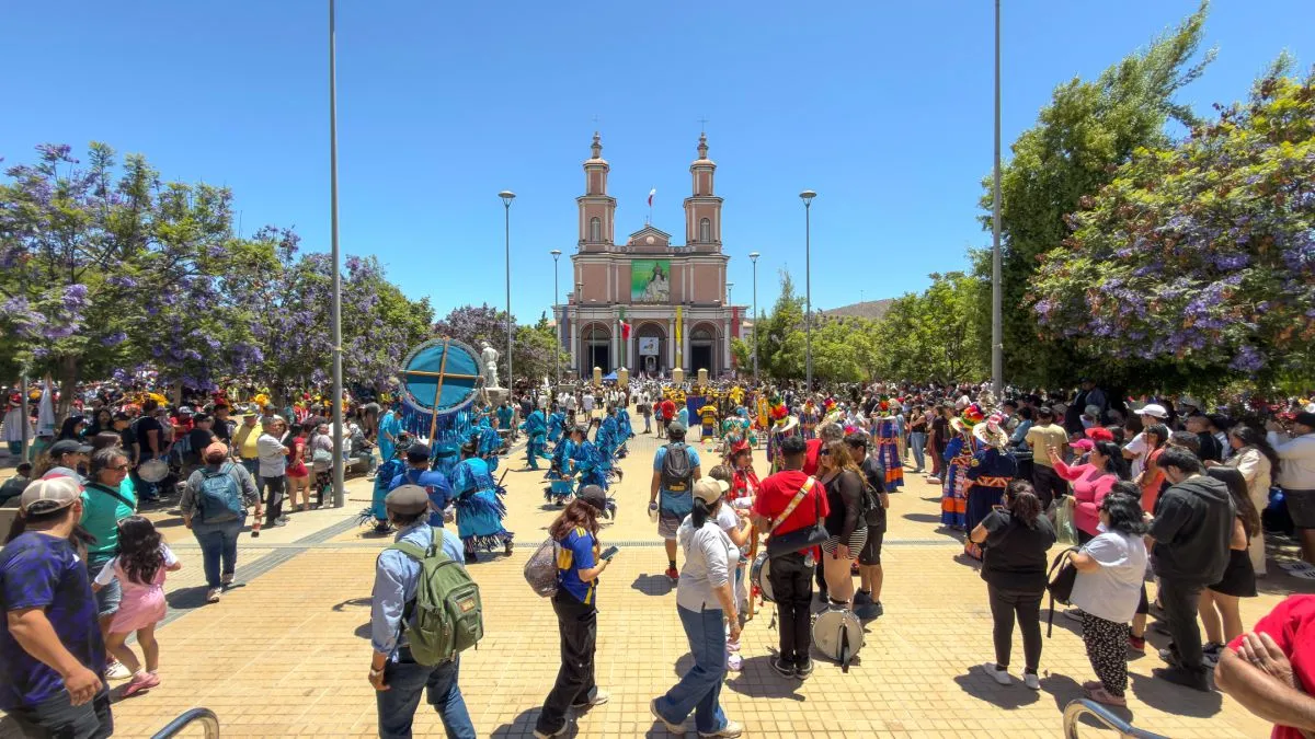 Peregrinos llegan a Andacollo para adorar a la Virgen