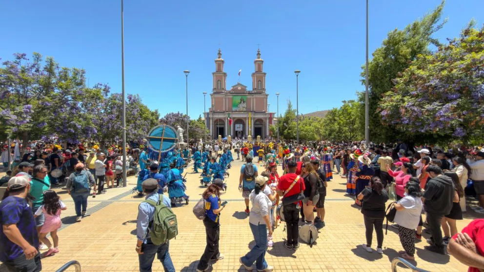 Miles de peregrinos llegan a Andacollo para rendir adoración a la Virgen