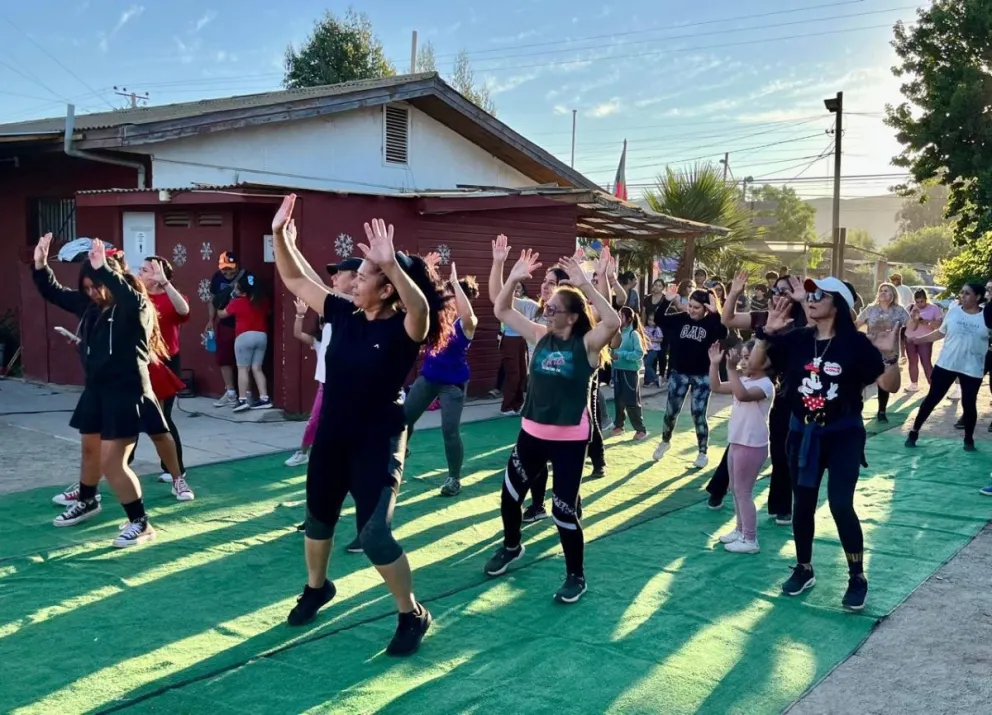 Fomentan la vida saludable en verano con clases gratuitas de Zumba en sector rural de Coquimbo