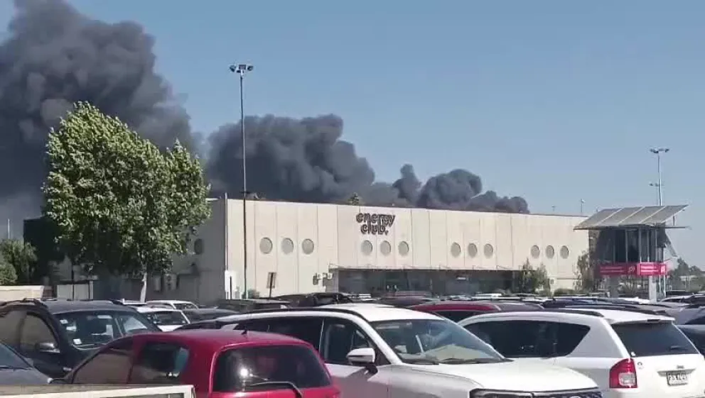 Gigantesco incendio afecta a bodegas cercanas a Mall Plaza Oeste