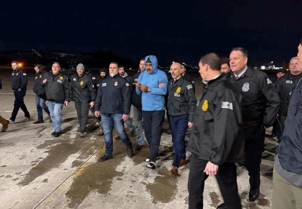 Maduro descendió del avión esposado y con su rostro cubierto tras llegar a Nueva York