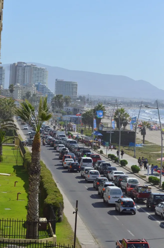 Embotellamientos en accesos a playas de Coquimbo y La Serena agobian a turistas y residentes