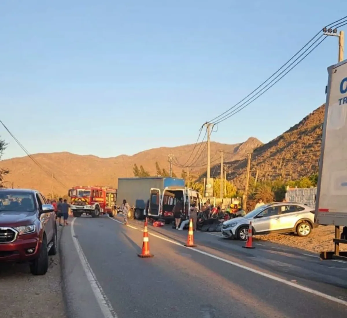 Colisión de camión de frutas y bus de turismo deja 3 adultos graves en Ruta 41