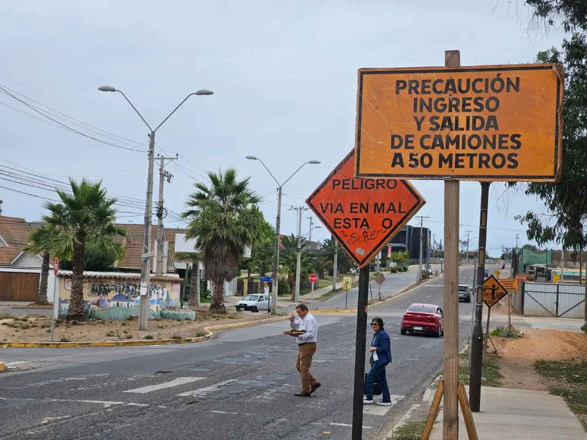 Reclaman por mal estado de Av. Cuatro Esquinas