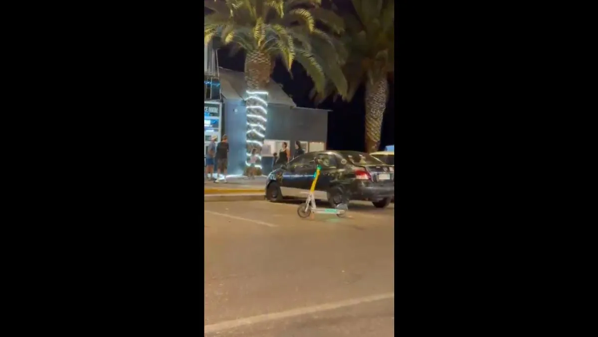 Cuidadores de autos usan scooters para bloquear estacionamientos