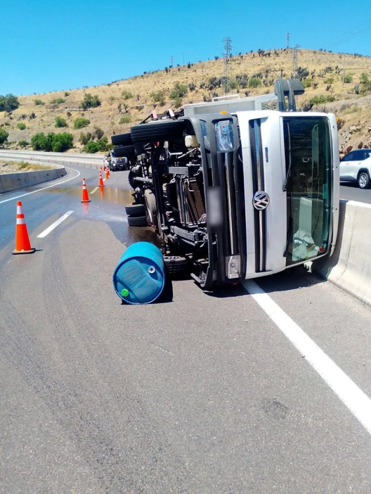 Exceso de velocidad sería la causa del volcamiento de camión en Ovalle