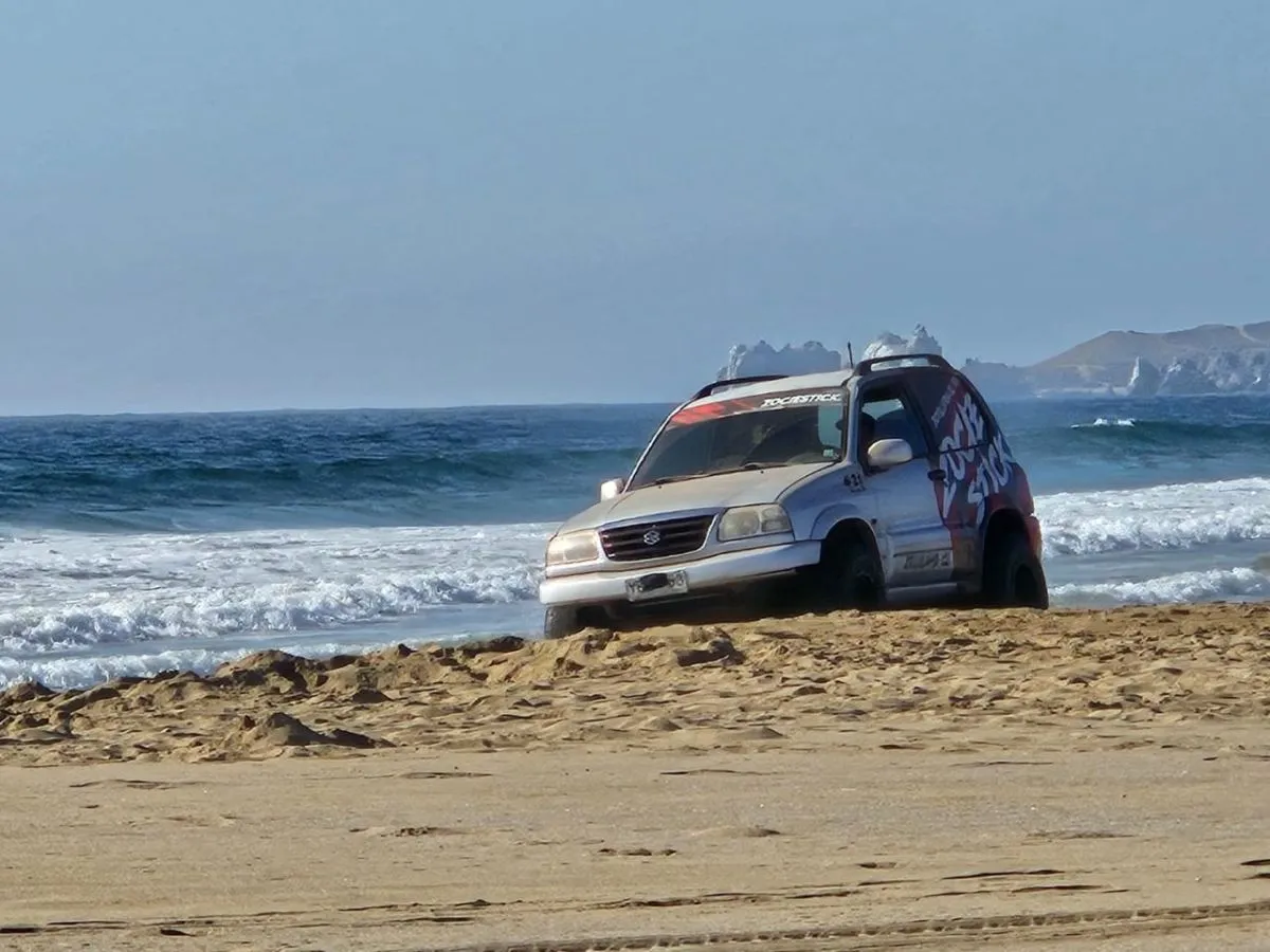 Camionetas y motos circulan a alta velocidad en dunas y playas de Coquimbo