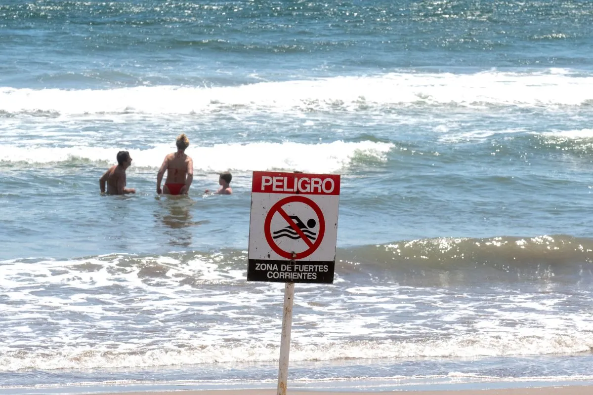 Advierten sobre peligro al bañarse en Avenida del Mar