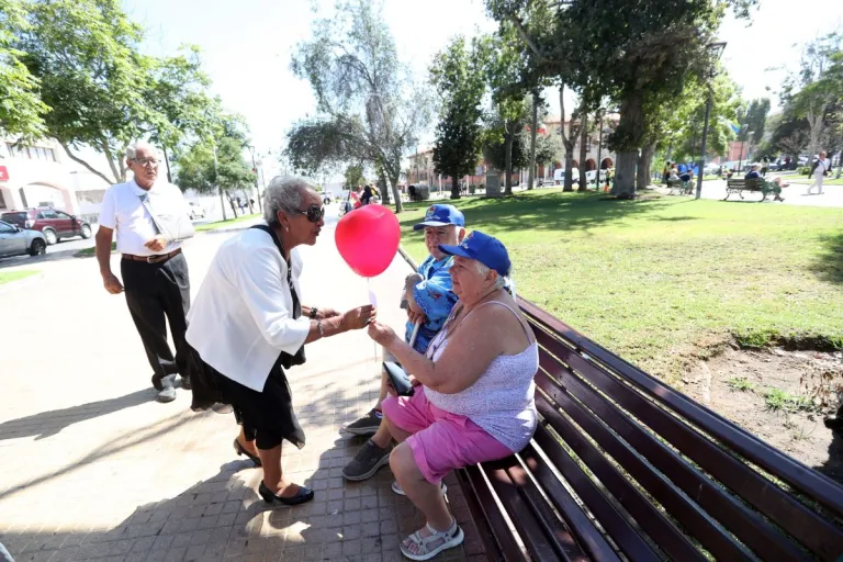Adultos mayores llenan de amor el centro de La Serena con emotivos mensajes