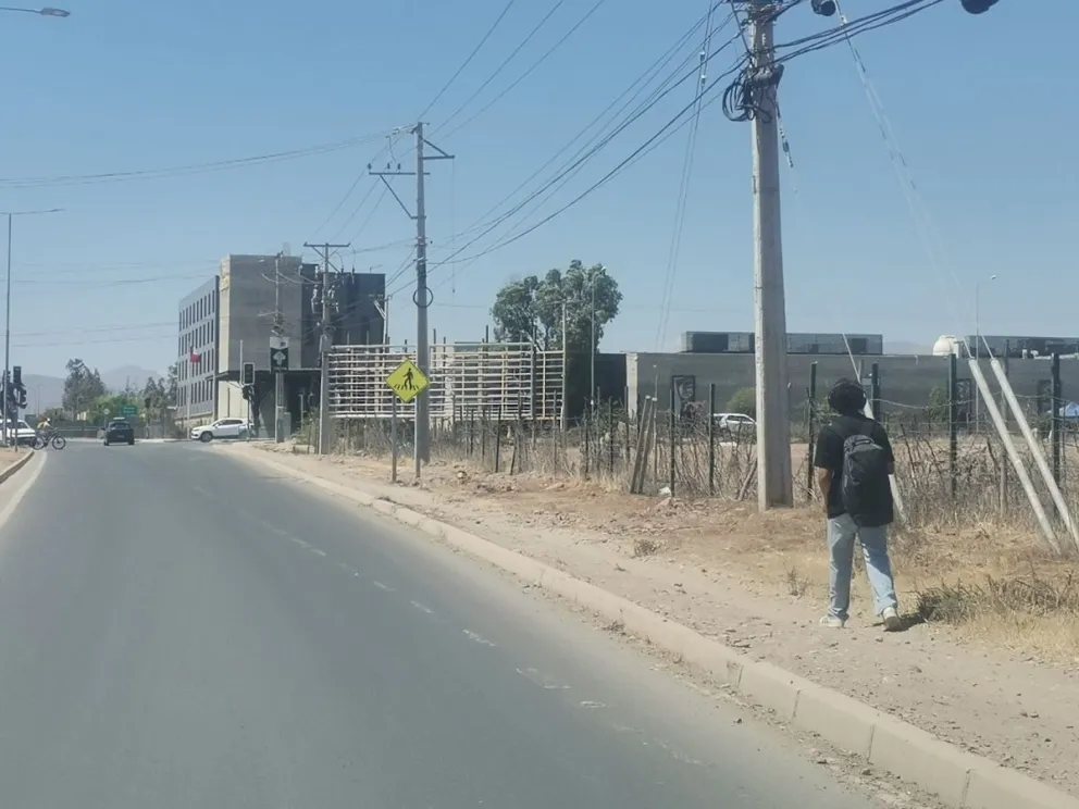 Ovalle: Vecinos caminan por tramo sin vereda ni luz para tomar buses hacia La Serena