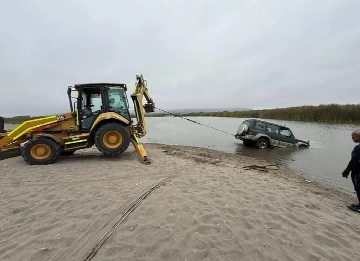 Retiran vehículo sumergido en humedal río Elqui