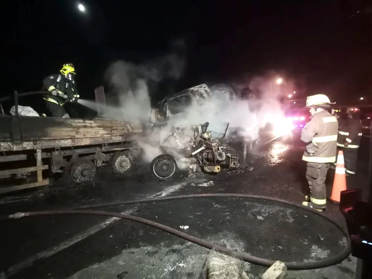 Fallece conductor de 76 años en choque e incendio de camión en Ruta 5 Norte
