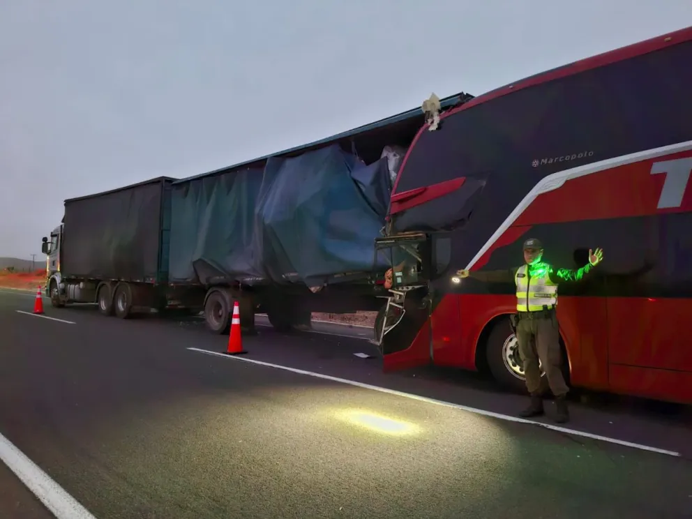 Un conductor fallecido y 19 pasajeros lesionados deja colisión de bus y camión en la Ruta 5