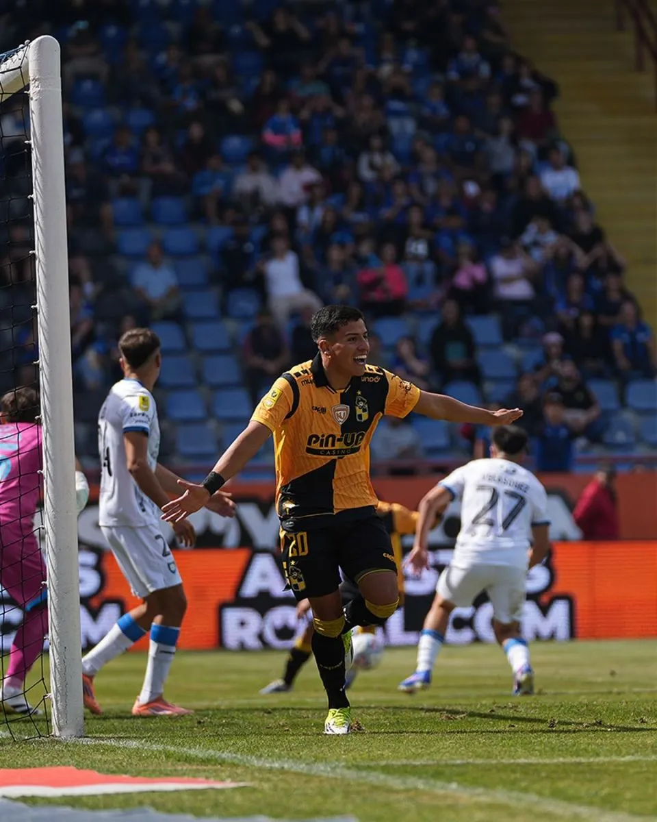 Coquimbo Unido vence a Huachipato y escala en la Liga de Primera