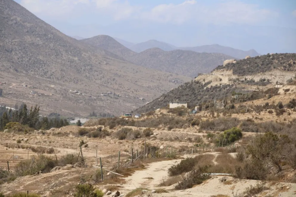 Entre cerros y un lugar de no fácil acceso se encuentra la casa que ayer fue asaltada por 5 delincuentes, quienes alcanzaron a huir con un botín. Sin embargo dos de ellos fueron abatidos por un vecino que auxilió a las víctimas del violento ataque.