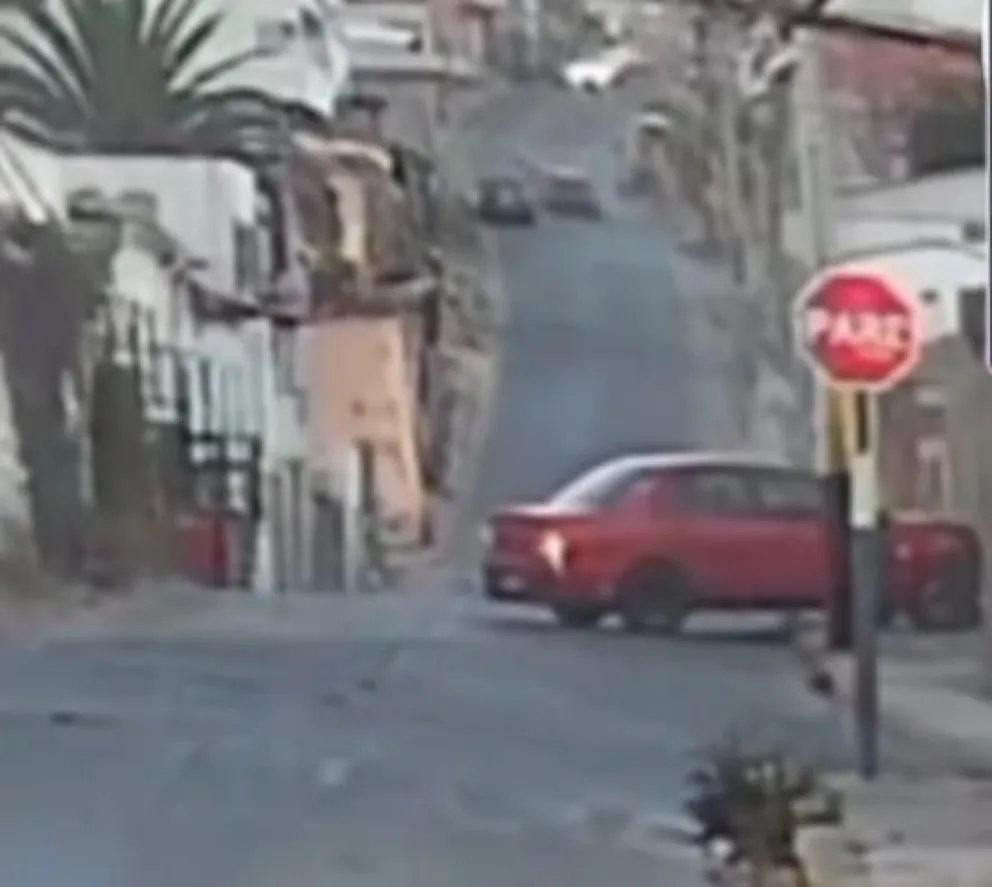 Conductor bajo la influencia del alcohol choca contra muro de viviendas en Coquimbo