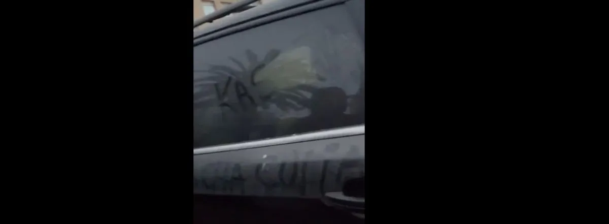 Mujer denuncia rayado auto por postura política