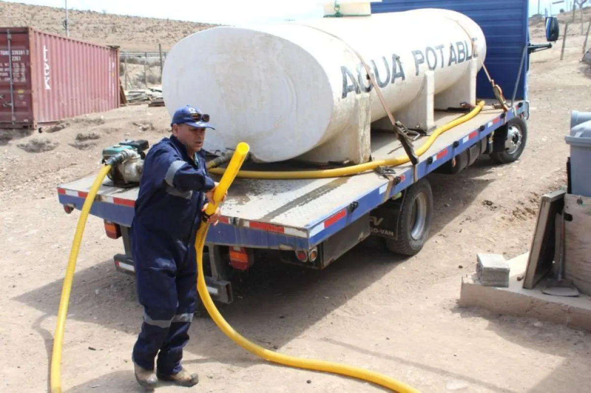 Política para abaratar costos en traslado de agua rural