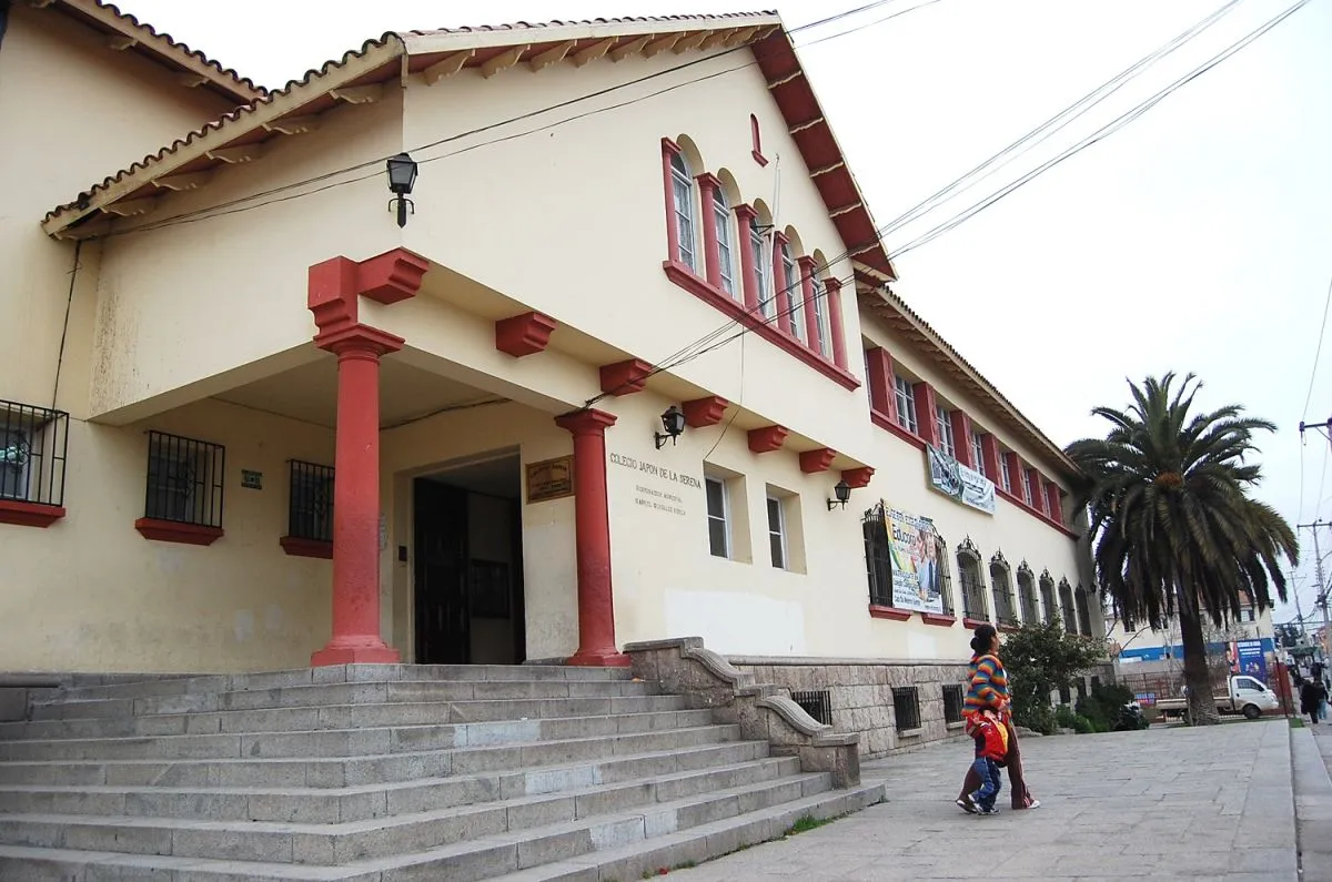 Profesores de Colegio Japón comparten fotos por WhatsApp