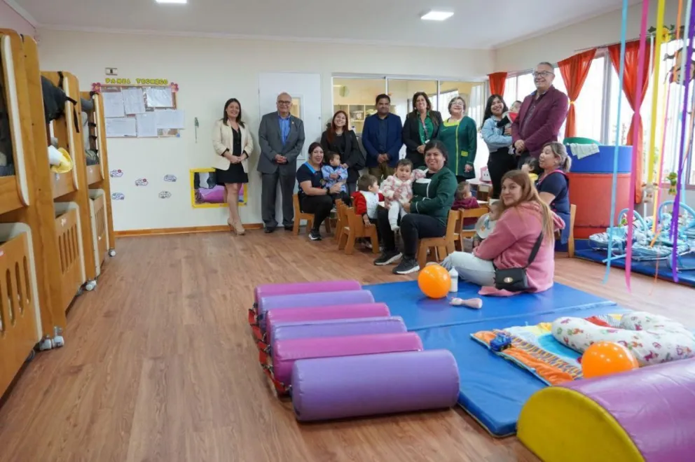 Apoderados y equipos educativos destacaron mejoras en infraestructura, como el recambio de pisos y pintura del recinto, que apuntan a mejores condiciones para niñas y niños. 