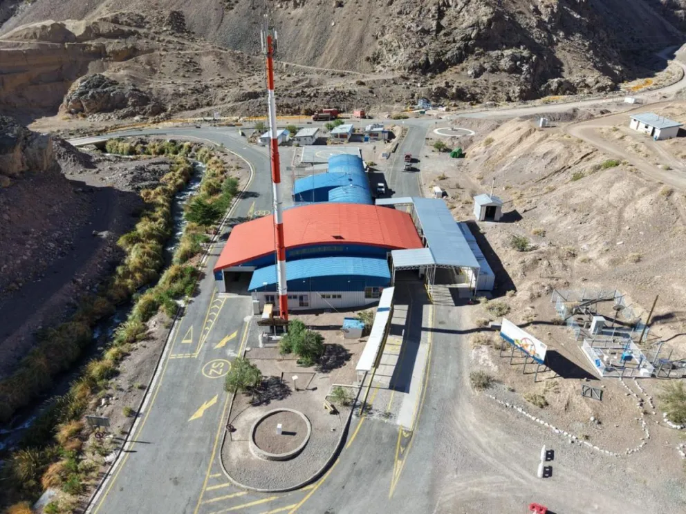 Vista del complejo fronterizo Paso Agua Negra, cuyo horario de funcionamiento será ajustado desde el 25 de marzo por condiciones propias de la temporada otoñal.