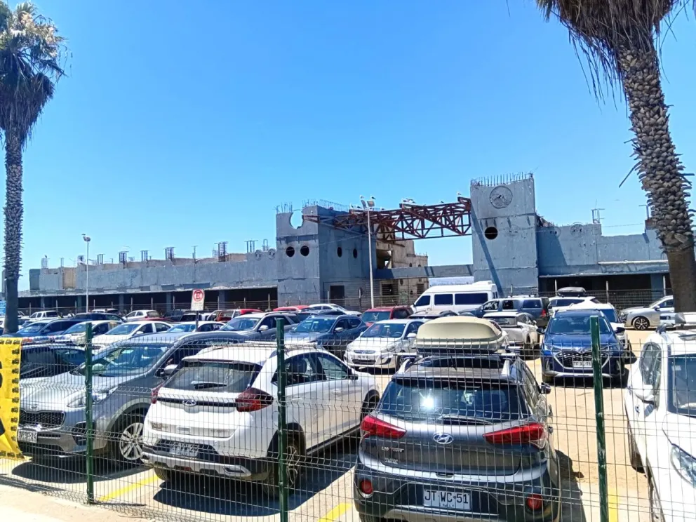 El Mercado del Mar permaneció largos años en el más completo abandono hasta que la administración de Ali Manouchehri decidió recuperar el proyecto y buscar los recursos para finalizarlo. 