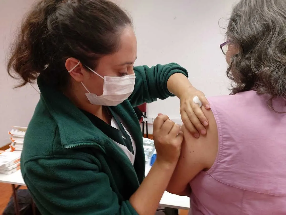 Vacunación contra covid-19 inferior a 2025