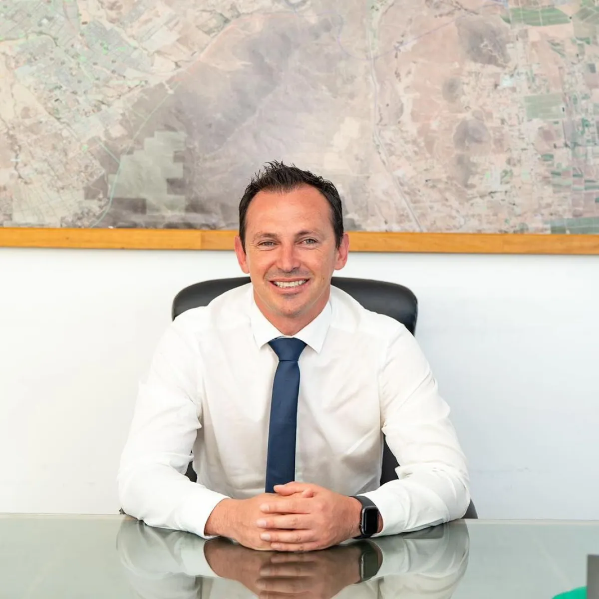 Ali Manouchehri irrumpe en la carrera por el gobierno regional