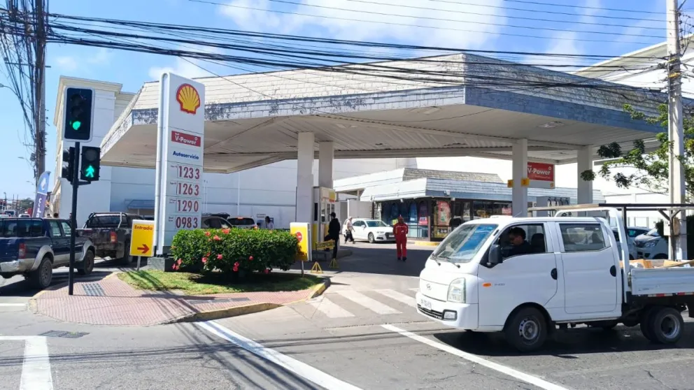 Alcaldes coinciden en que el incremento en las bencinas tendrá efectos directos en áreas clave como el transporte, la recolección de residuos o la salud municipal. 