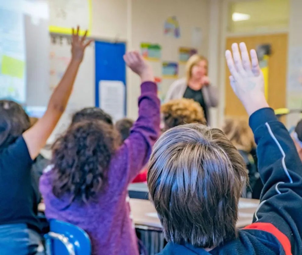 Con sueldos desde los $35 millones anuales: Escuelas de Estados Unidos abren convocatoria para docentes chilenos