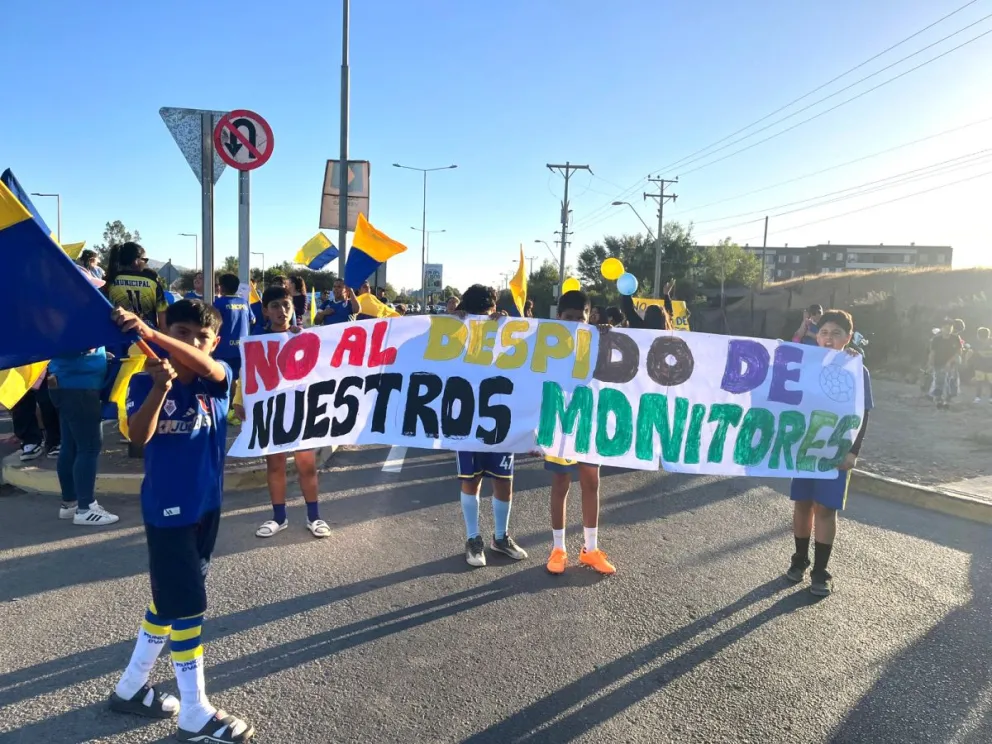 Los apoderados indicaron que la movilización busca generar una instancia de diálogo con las autoridades comunales y obtener respuestas concretas frente a la situación. (Foto: El Ovallino)