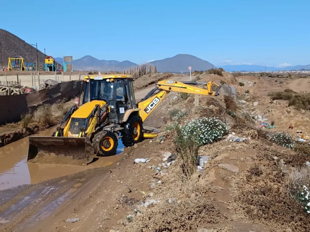 Los equipos municipales ya se encuentran avanzando en labores de limpieza preventiva, revisión y destape de sumideros, coordinación con la Dirección de Obras Hidráulicas (DOH) para la limpieza de drenes de Avenida del Mar y el despeje de cauces naturales.