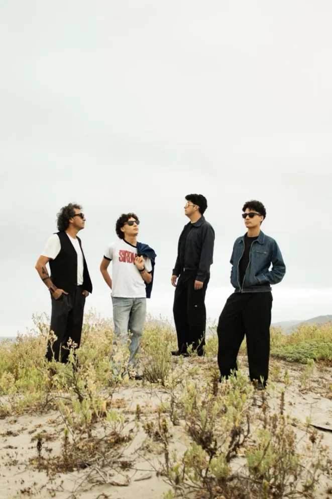 Milton Bugueño, vocalista y bajista del conjunto. Junto a él, integran D43 Luciano Juárez (voz y guitarra), Daniel Juárez (batería) y César Juárez (guitarra), consolidando una propuesta familiar que ha ido evolucionando con los años.