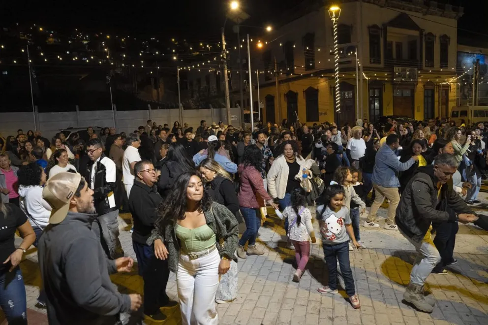 La actividad reunió a personas de todas las edades, quienes aportaron color y energía a una verdadera pista de baile al aire libre.