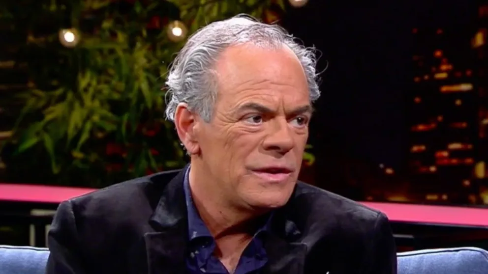 Eduardo Cruz-Johnson fue por años uno de los rostros más reconocidos de la televisión chilena, destacando como lector de noticias en TVN y marcando a distintas generaciones con su estilo sobrio y profesional.