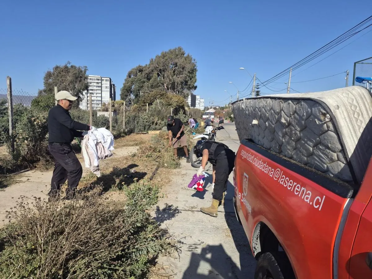 Hasta $7 millones: multan a sujetos por botar basura en La Serena