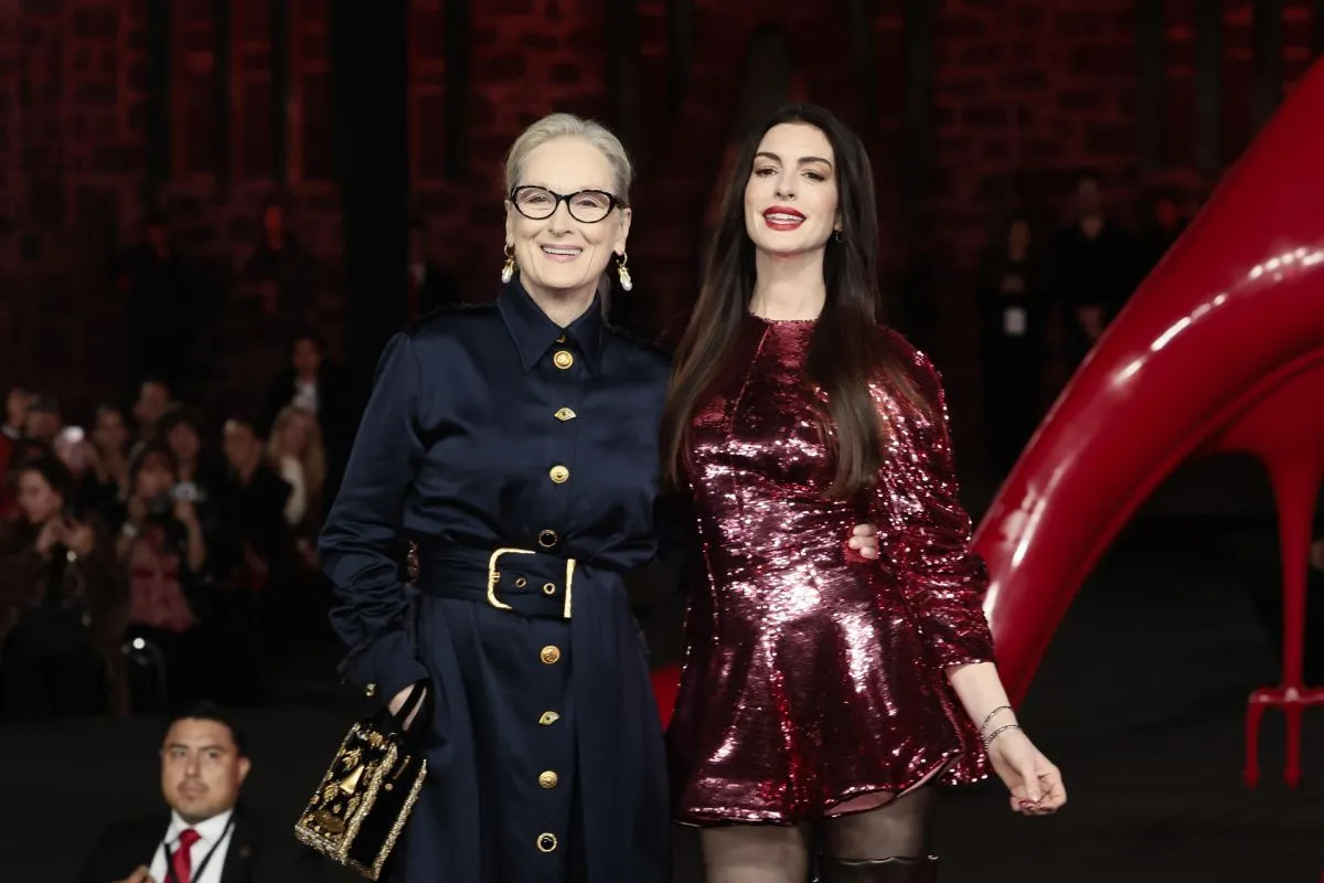 Meryl Streep y Anne Hathaway deslumbran en pasarela de México para promocionar "TDWP’