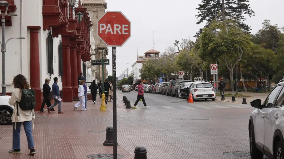 Las señaléticas de tránsito suelen ser los primeros elementos en resultar dañados durante las manifestaciones. (Foto: Oscar Rosales)