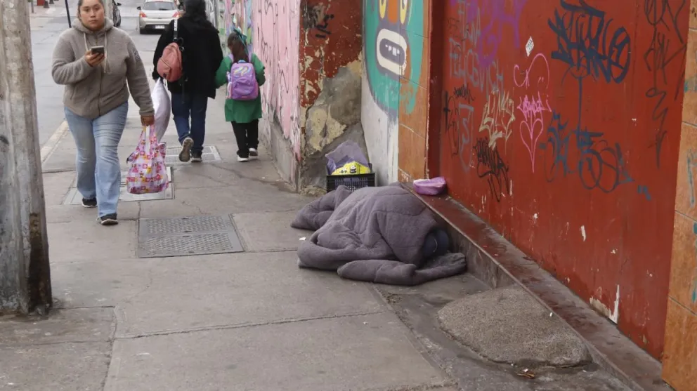 Las personas en situación de calle son las que más sufren durante la temporada de invierno, por lo que el Ministerio de Desarrollo Social dispone de recursos para propiciarles abrigo, alimentación y albergues donde protegerse. (Foto: Oscar Rosales)