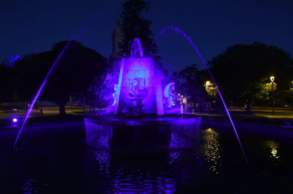 Este jueves se realizará un iluminado simbólico de la pileta de la plaza de armas de La Serena y del Faro Monumental. (Foto: Cedida)