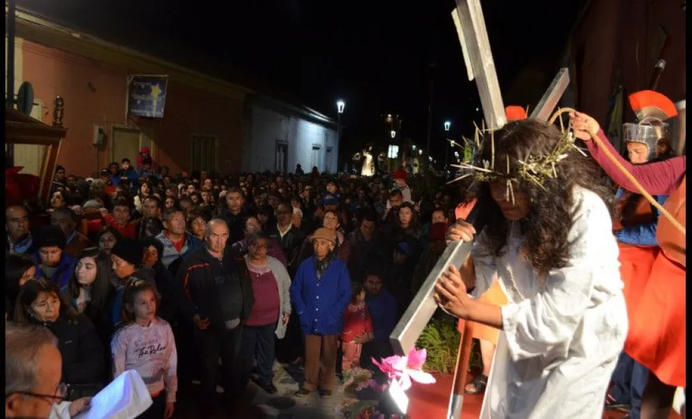 Fieles participan en actividades de Viernes Santo en Ovalle, marcadas por el recogimiento, la tradición y el encuentro comunitario. (Foto: El Ovallino)