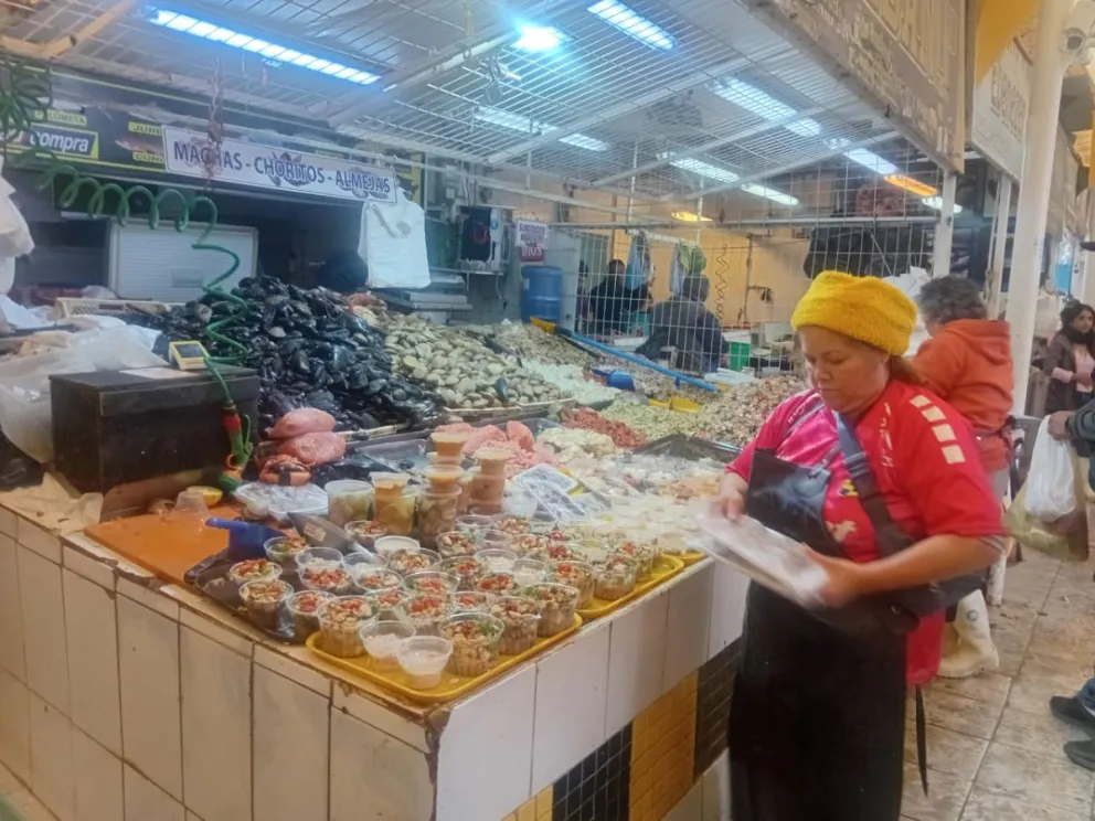 Hasta $15 mil la reineta: suben precios de pescados y mariscos en el puerto