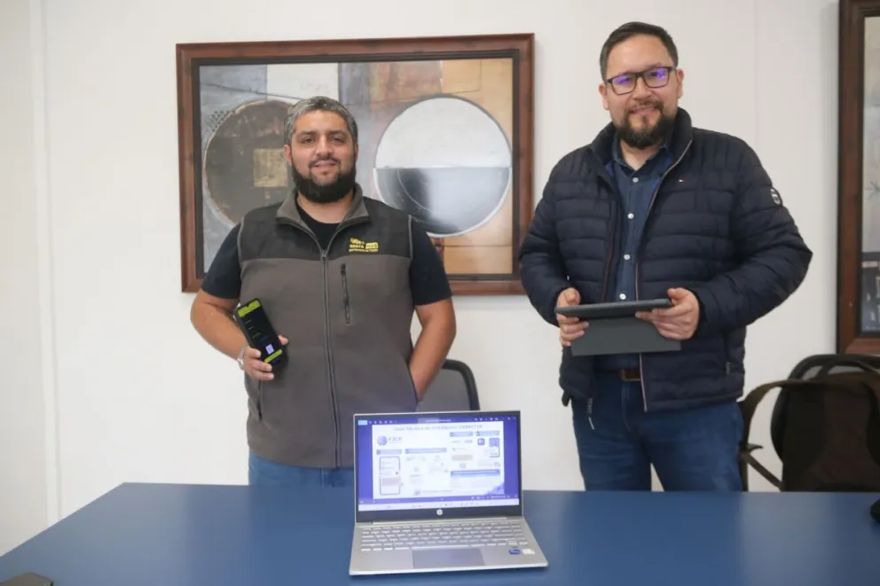 De izquierda a derecha: Francisco Cortés Pangue y Carlos Sierra Poblete crearon FJCP Mining Tech en sus estudios Magíster en Gestión de Negocios. 